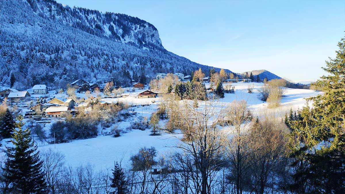 Vue de la terrasse du chalet en hiver