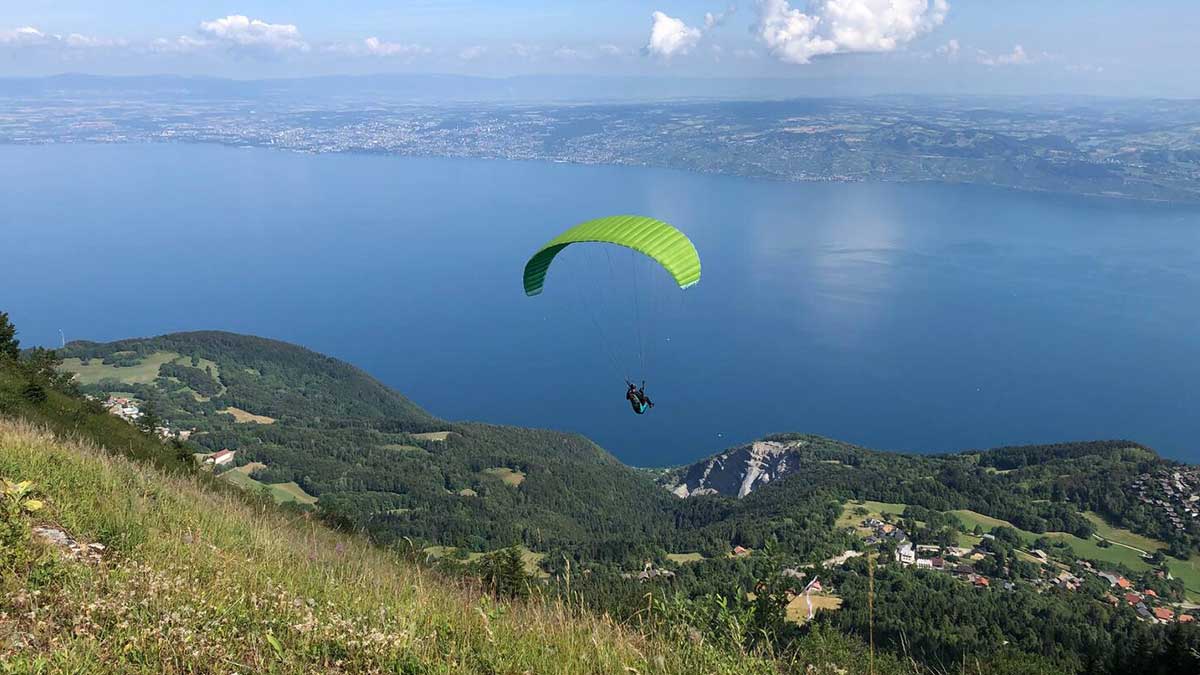 Parapente au-dessus du Lac Léman